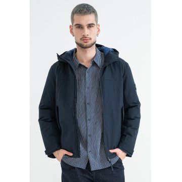 Geaca cu umplutura de puf si finisaj rezistent la apa