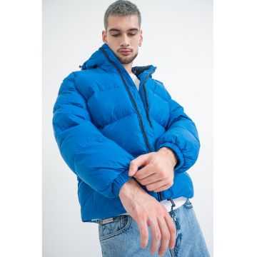 Geaca cu umplutura de puf si gluga