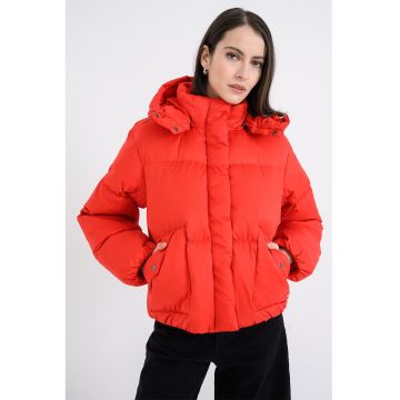 Geaca cu umplutura de puf si gluga