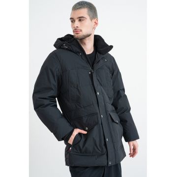 Geaca cu umplutura de puf si gluga