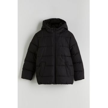 Geaca matlasata cu gluga