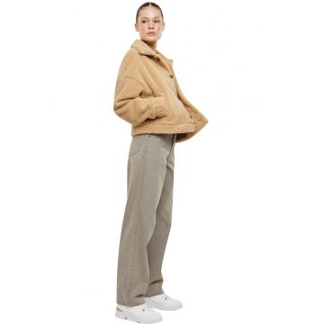 Geaca pufoasa cu nasturi