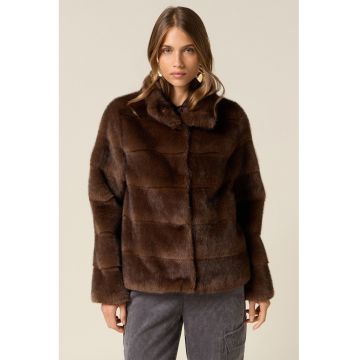 Haina din blana sintetica cu guler inalt