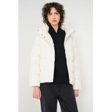 Jacheta cu umplutura de puf si finisaj rezistent la apa