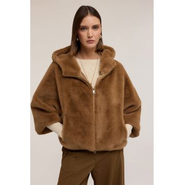 Jacheta pufoasa cu gluga