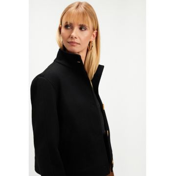 Jacheta scurta cu nasturi contrastanti