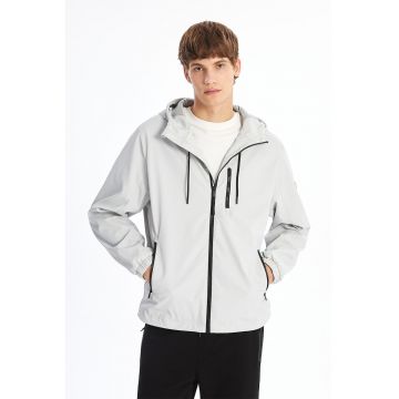 Jacheta usoara cu buzunare cu fermoar