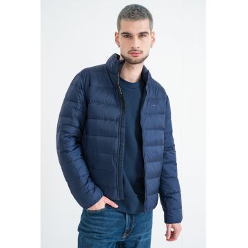 Jacheta usoara cu umplutura de puf si detaliu cu logo discret