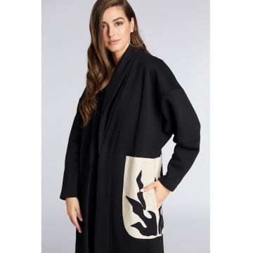 Palton cu revere late si detalii contrastante