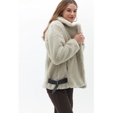 Palton scurt din plus cu croiala supradimensionata