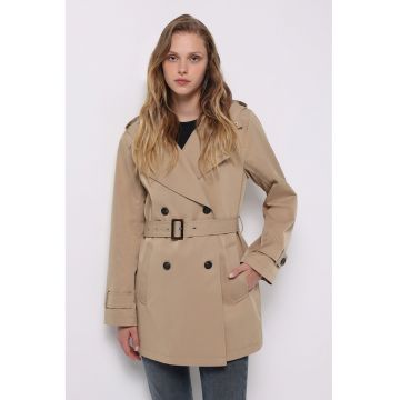 Trenci scurte cu o curea