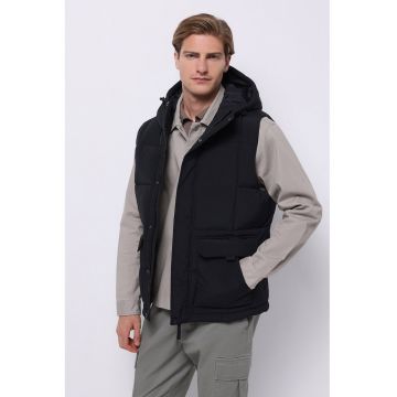 Vesta cu guler inalt