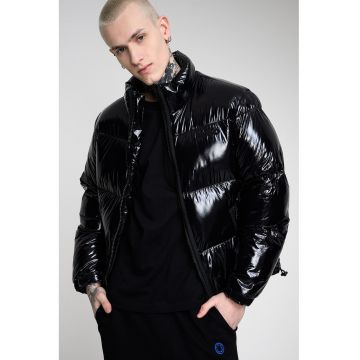 Geaca cu finisaj lacuit si guler inalt