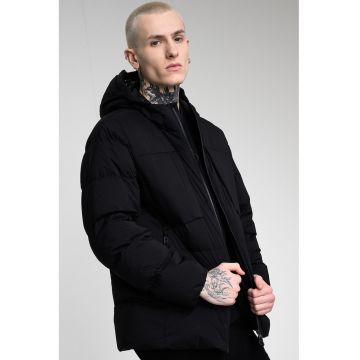 Geaca cu gluga si buzunare cu fermoar