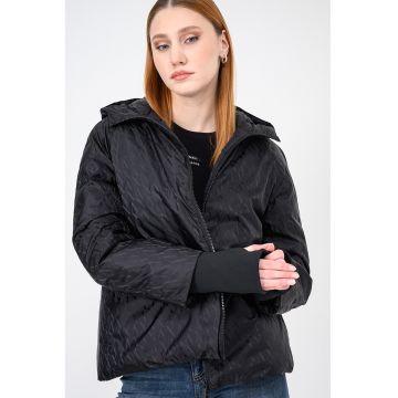 Geaca cu monograma si orificii pentru degete