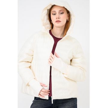 Geaca cu monograma si orificii pentru degete