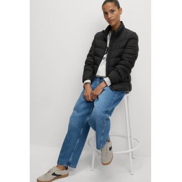 Geaca cu umplutura de puf si guler