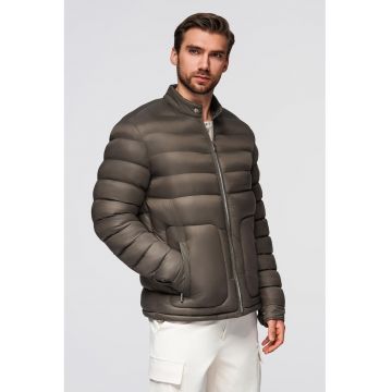 Geaca matlasata cu buzunare cu fermoar