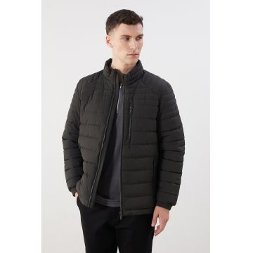 Geaca matlasata cu fermoar