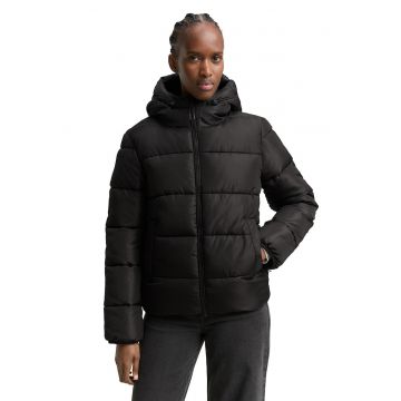 Geaca matlasata cu gluga