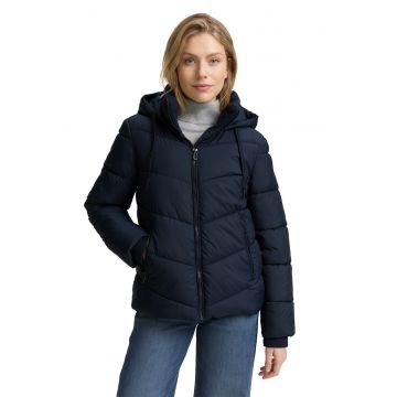 Geaca matlasata cu gluga