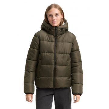 Geaca matlasata cu gluga