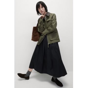 Jacheta lejera cu buzunare supradimensionate