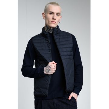 Vesta cu vatelina subtire si logo discret pe piept