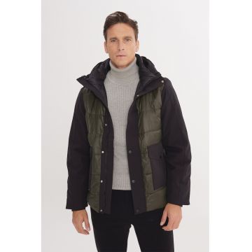 Geaca cu buzunare pe partea din fata si gluga