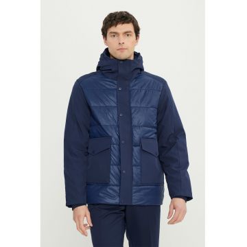 Geaca cu buzunare pe partea din fata si gluga