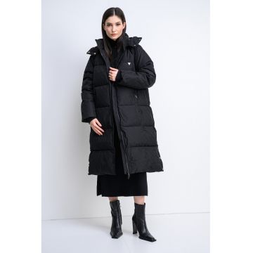 Geaca lunga matlasata cu gluga