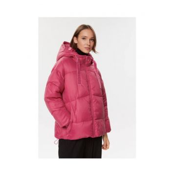 Geaca matlasata cu gluga.