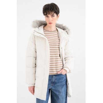 Geaca matlasata cu gluga