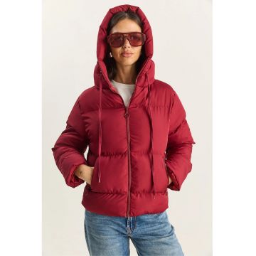 Geaca matlasata cu gluga  textil - rosu