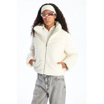 Geaca uni cu guler mediu