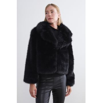 Haina scurta lejera de blana sintetica