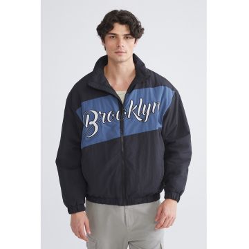 Jacheta cu imprimeu text si fermoar