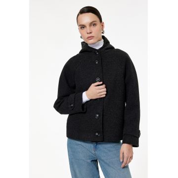 Jacheta cu nasturi si maneci raglan