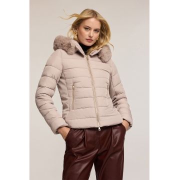 Jacheta matlasata cu gluga