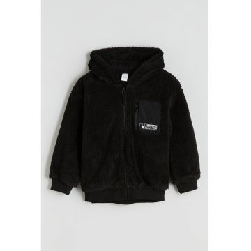 Jacheta plusata cu gluga