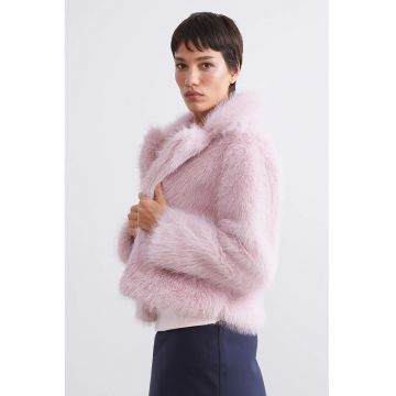 Palton de blana sintetica cu revere decupate