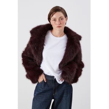 Palton de blana sintetica cu revere decupate