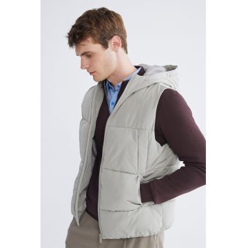 Vesta cu buzunare laterale si gluga