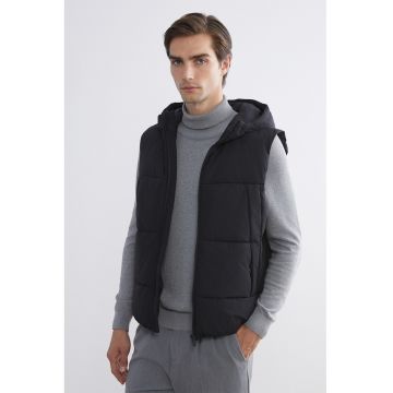 Vesta cu buzunare laterale si gluga