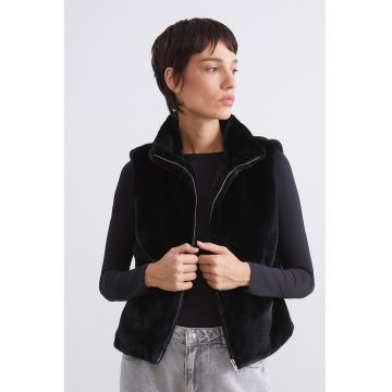 Vesta pufoasa din blana sintetica