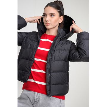 Geaca cu umplutura de puf si finisaj rezistent la apa