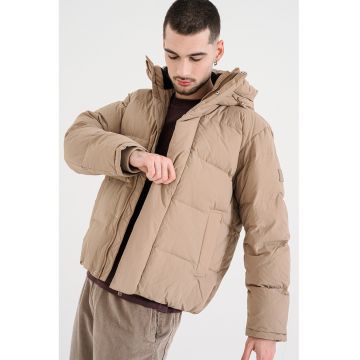 Geaca lejera cu gluga