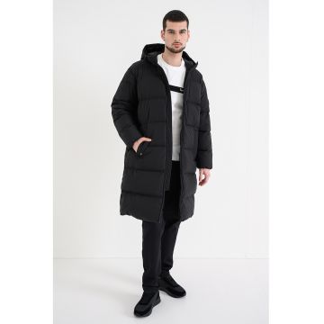 Geaca lunga cu umplutura de puf si gluga