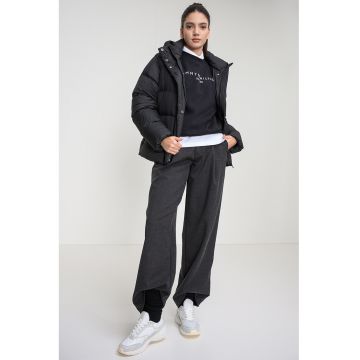 Jacheta cu umplutura de puf si finisaj rezistent la apa