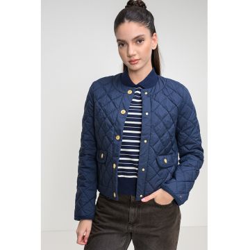 Jacheta matlasata cu finisaj rezistent la apa